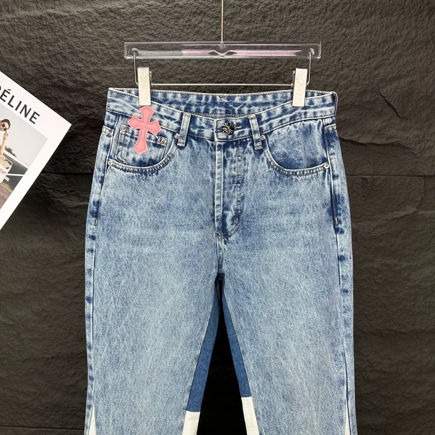 P280 GALLERY DEPT. & Croixin co-branded 2025 new limited edition spliced ​​trousers pink leopard print cross patch leather couple style bootcut jeans 🔥high version🔥high version🔥 top ceiling quality styles with different washed textures, very friendly to people with thin legs and thick legs, the bootcut version is very flattering leg shape timeless moderate length, easy and casual to match, basic styling for various styles, a must-have in the wardrobe! The fabric is stiff but also makes the upper body soft without losing texture. The washing process is even more perfect. It is a must-have item for everyone! ! ! Washed wheat, hang tag, pants label, three complete labels, color: blue, size: 28, 30, 32, 34, 36 (five sizes)